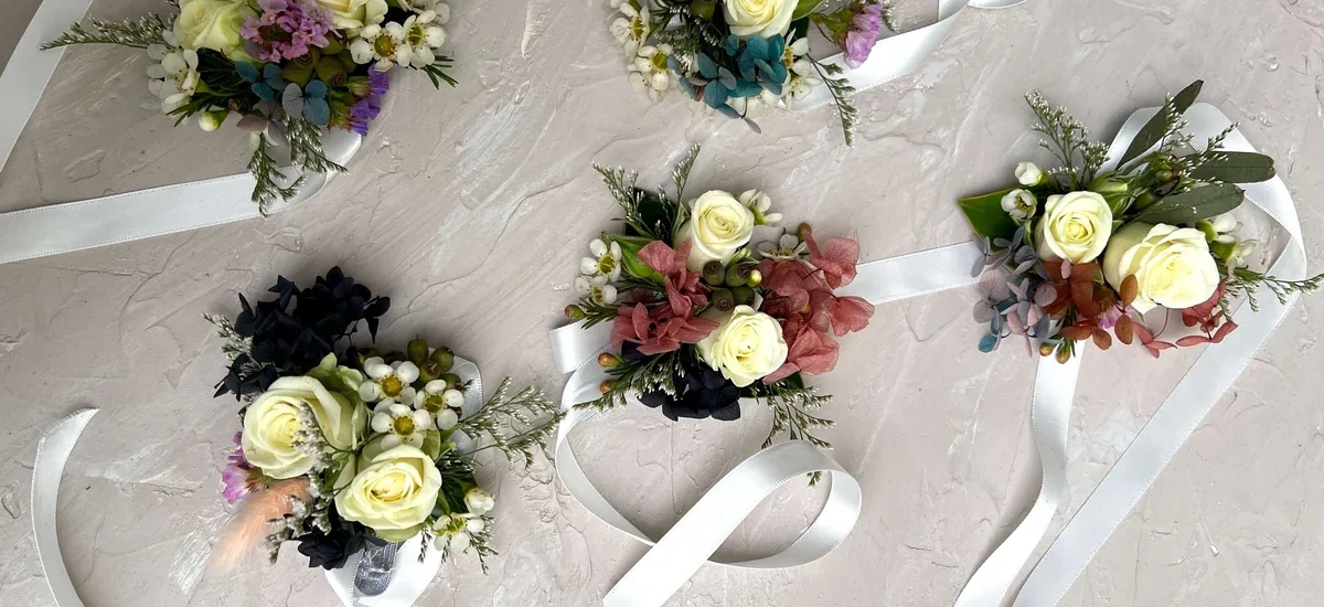 Corsages and Buttonholes: The Complete Guide to Wearable Flowers